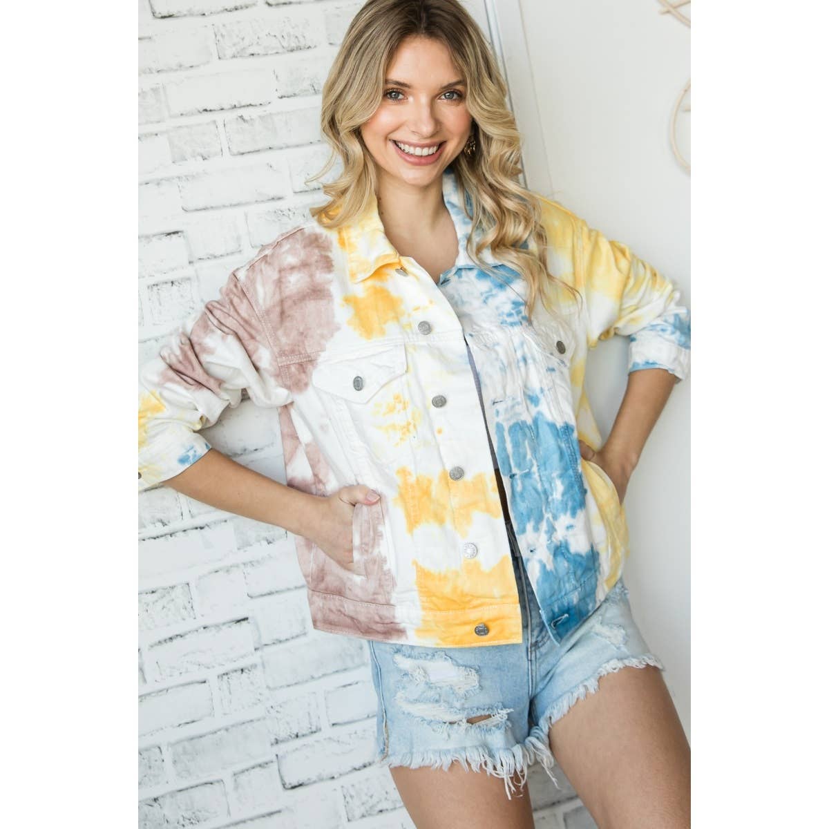 Bianco/Giallo Giacca in denim da camionista classica con stampa tie-dye in vendita all'ingrosso su Faire6