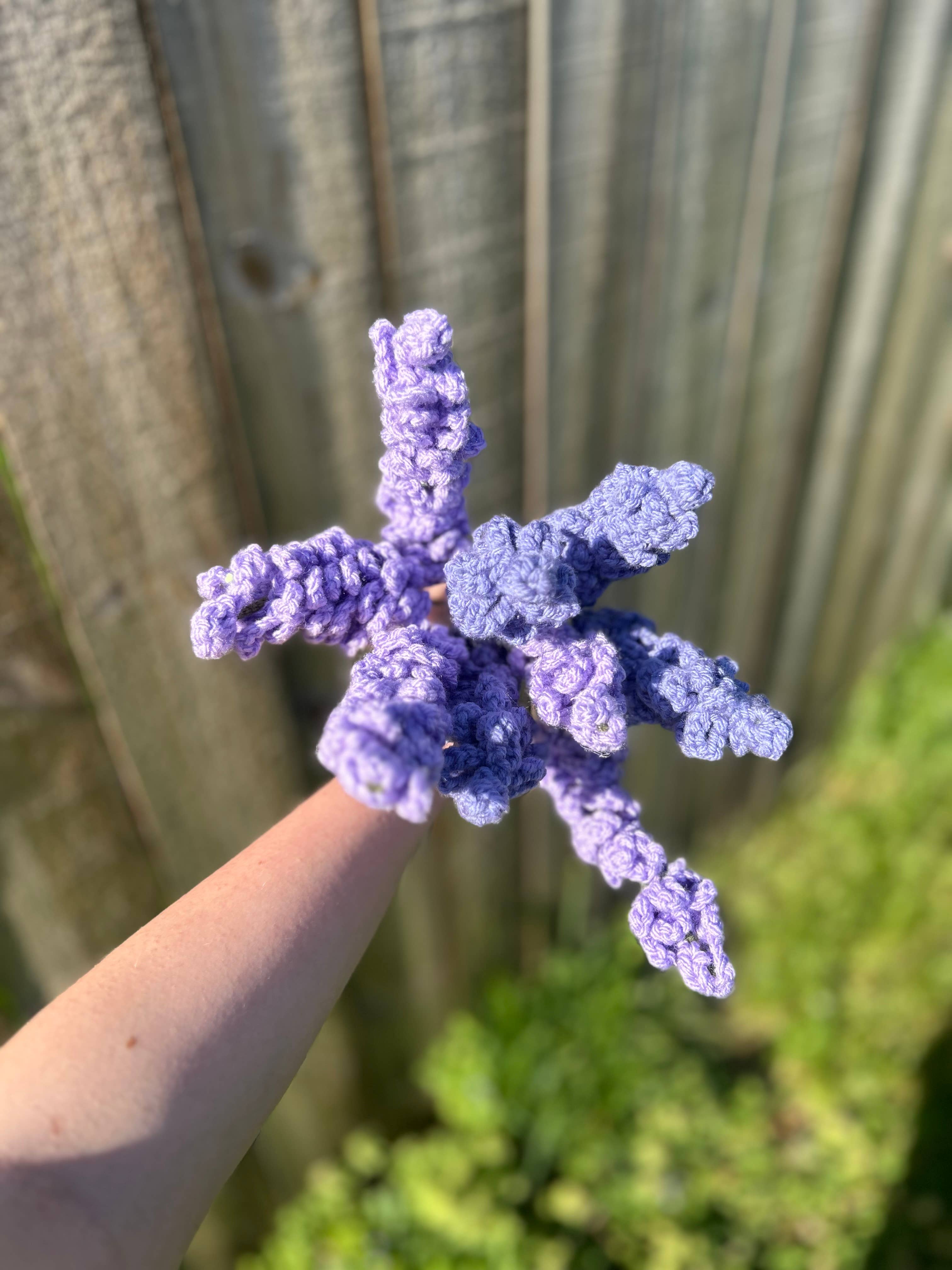 Crochet by Jolene - Venta al por mayor Flores artificiales - Tallo de Lavanda de Ganchillo - Dos Opciones0