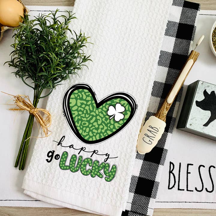 Torchon de cuisine Happy Go Lucky Leopard Heart pour la vente par Henry and Hannah