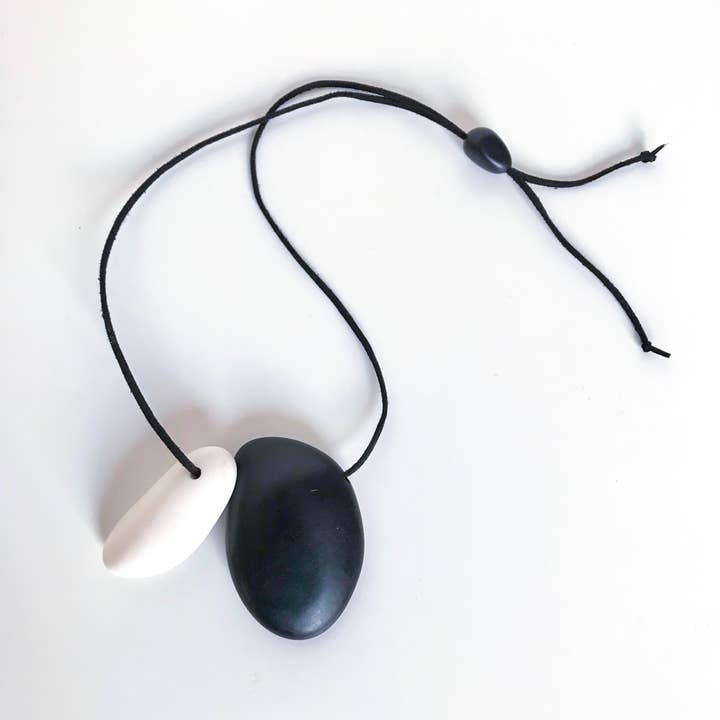 Belart Fair Trade - Vendita all'ingrosso Collana con ciondolo/pendaglio - Collana con ciottoli a 2 fiumi in resina nera e bianca