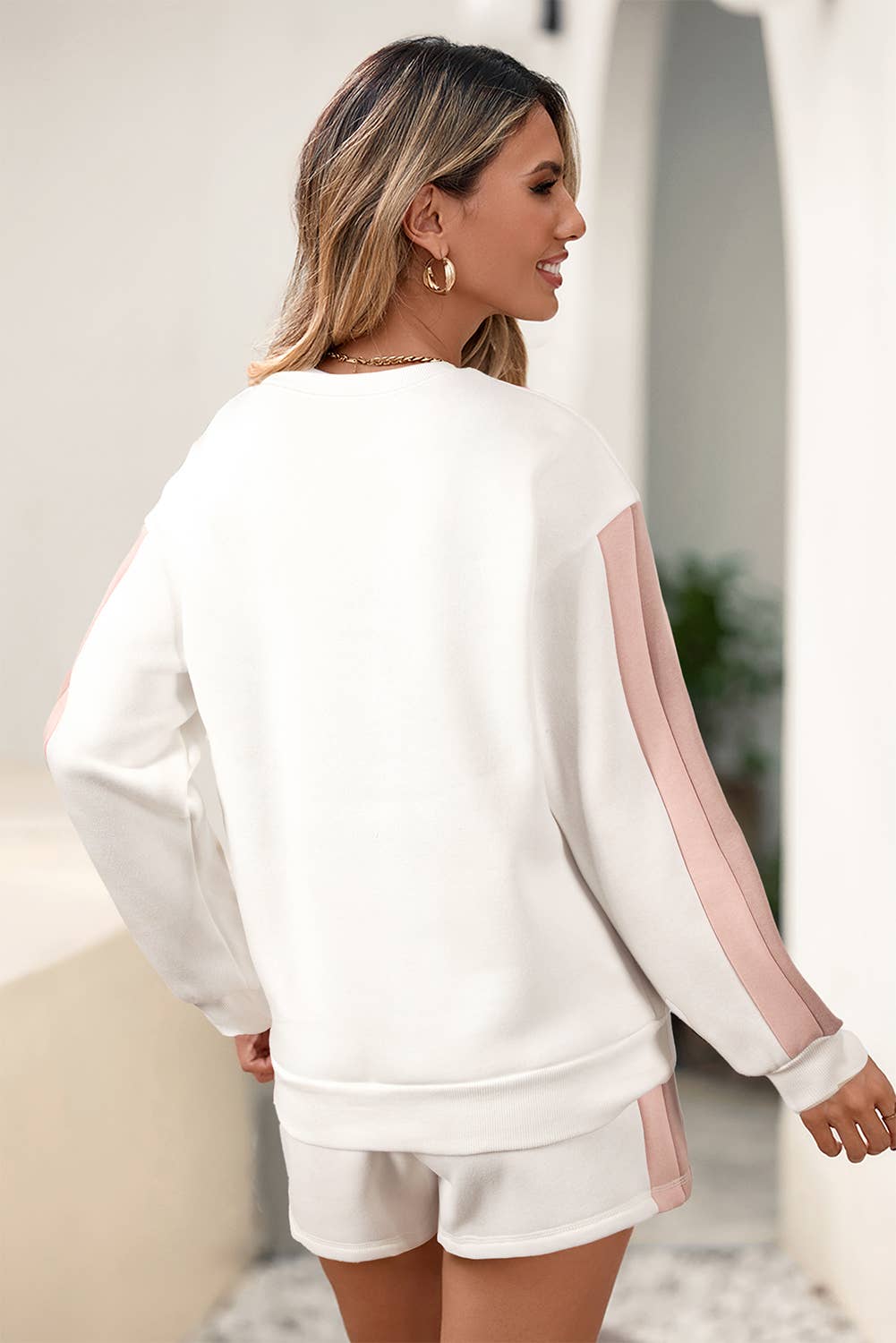 Blanc Ensemble 2 pièces : Pull décontracté à épaules tombantes et short. en vente sur Faire1