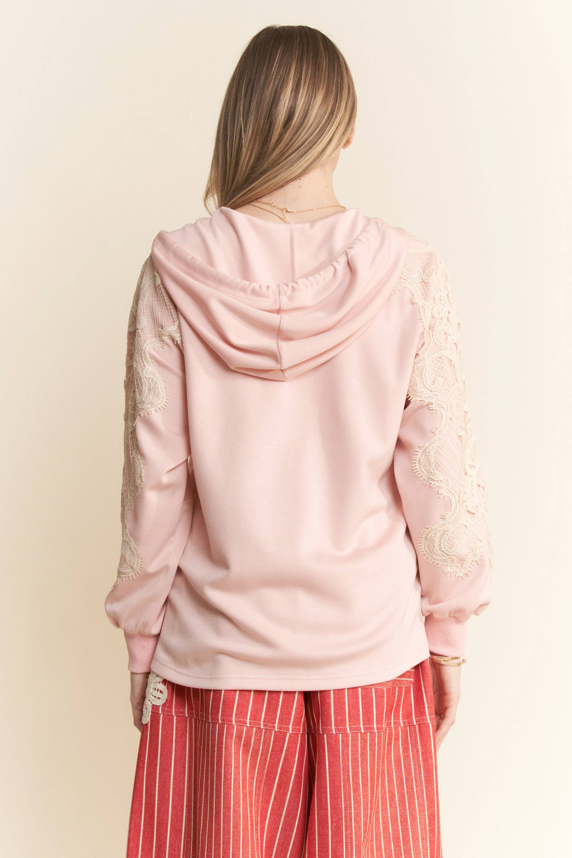 Davi & Dani – Großhandel Hoodie – Damen – HOODIE MIT SPITZENDETAIL UND LOCKERER PASSFORM UND LANGEN ÄRMELN13