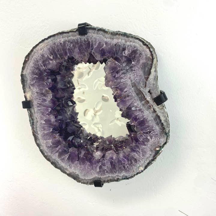 Espejo amatista en forma de rebanada al por mayor con marco de hierro personalizado, 6.95 kg, 10.5 pulgadas de ancho x 12 pulgadas de alto para venta al por mayor de Crystal Joys Wholesale