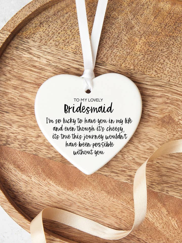 Décoration souvenir en forme de cœur en céramique pour demoiselle d'honneur pour la vente par The Gift Club