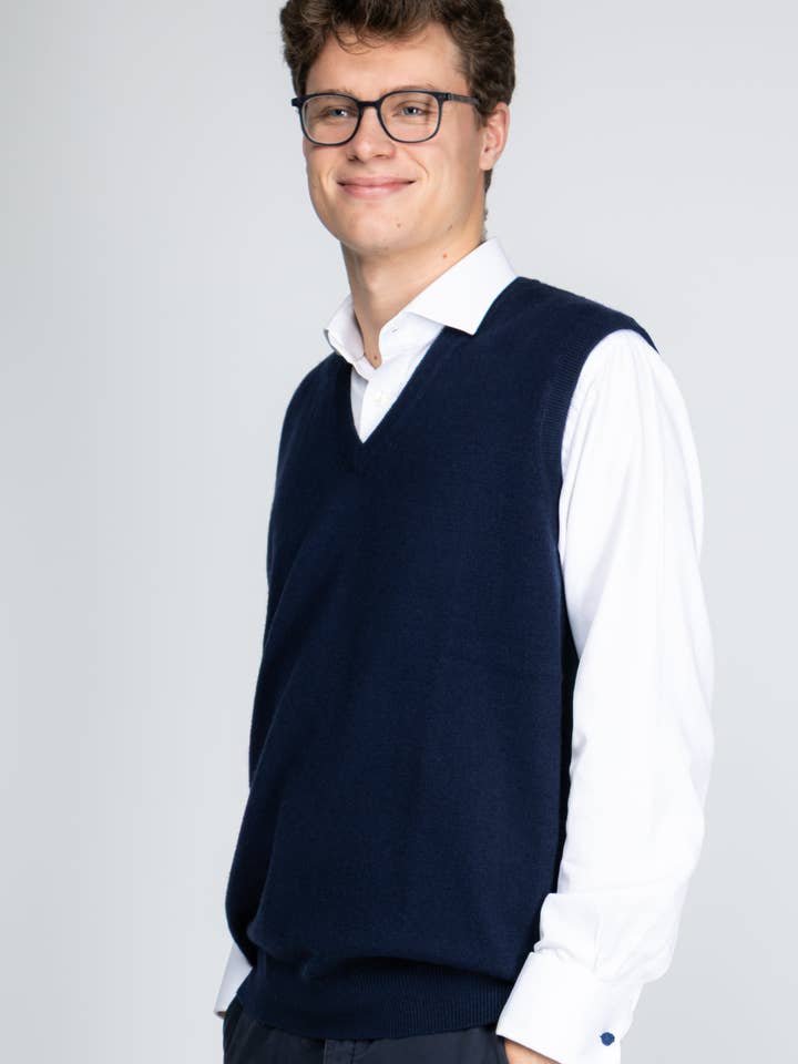 Silencieuse Forme Vé Marine pour la vente par Oxford Meadow Cashmere