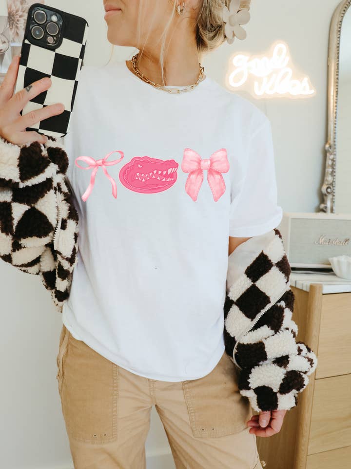 Uncommon Label - Wholesale T-Shirt (Graphic) - Women's - Pink Florida Gators Bow Adult Graphic Tee0