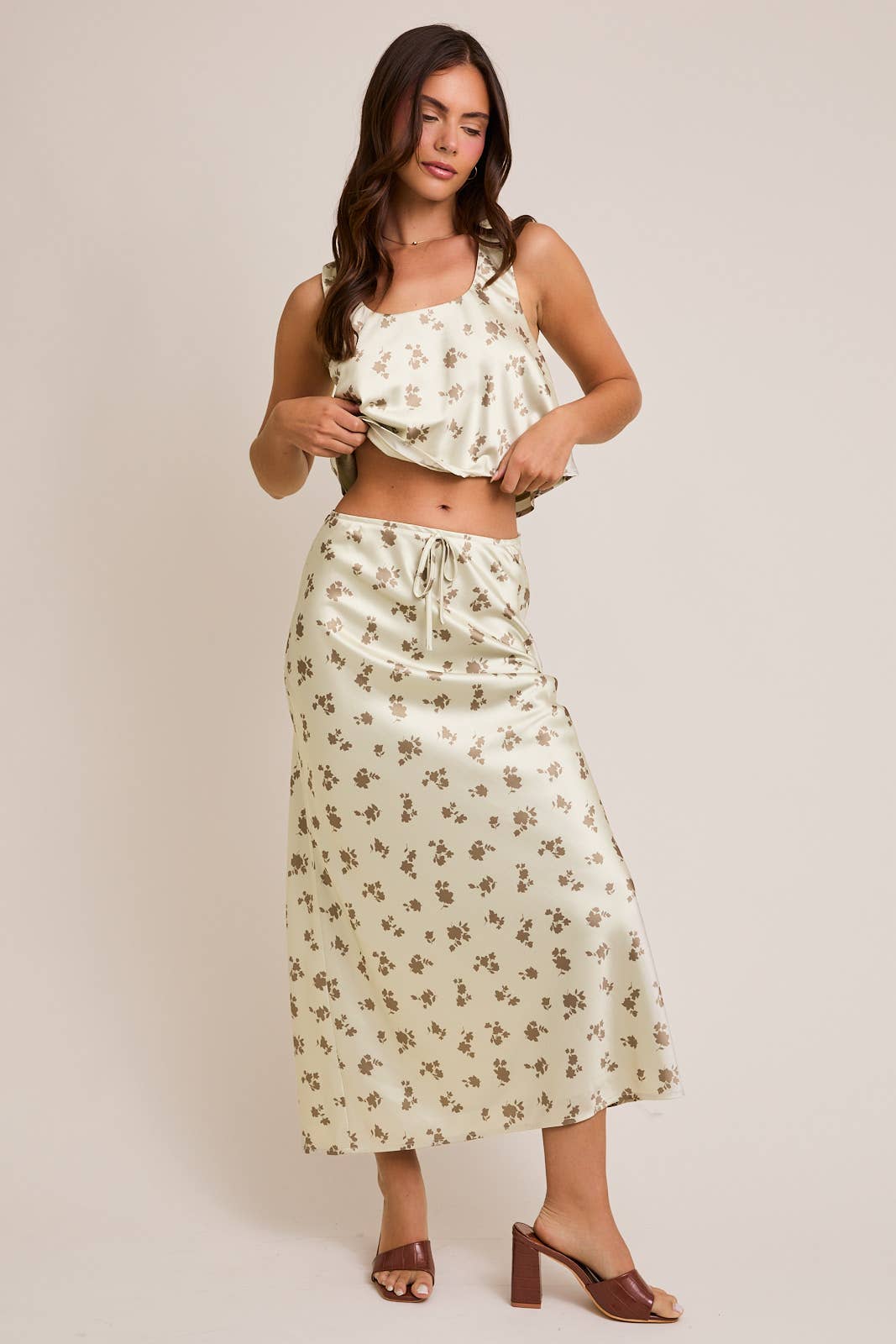 SAGE-DK SAGE FLORAL Haut en satin à encolure carrée avec jupe midi taille haute en vente sur Faire