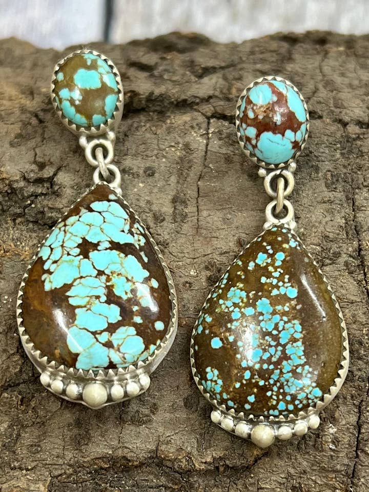 Handgjord dinglande örhänge i sterlingsilver med nummer 8 och signerad Nizhoni för wholesale av Nizhonitradersllc