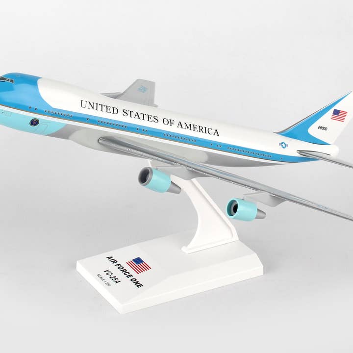 Daron Worldwide Trading – wholesale Decorative figurine – SKR041 SKYMARKS AIR FORCE ONE VC25/747-200 1/250