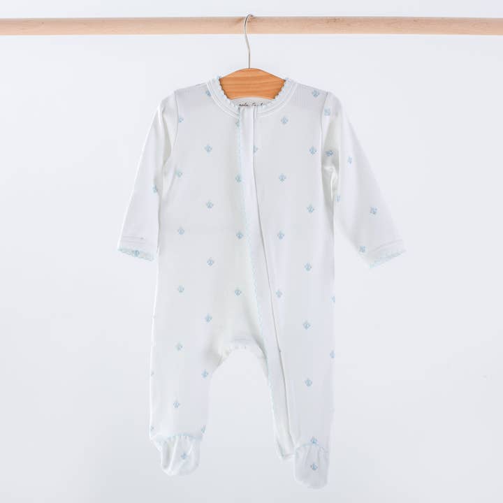 Baby-Grundlagen: Blaue Fleur De Lis Bio-Baumwoll-Pyjama (Vorbestellung, Ankunft Herbst 2026) für den Großhandel von Nola Tawk