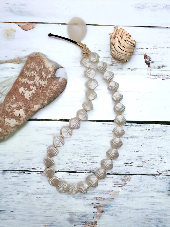 Sally Verkoopt Schelpen Telefoonriem voor wholesale door The Bling Barn