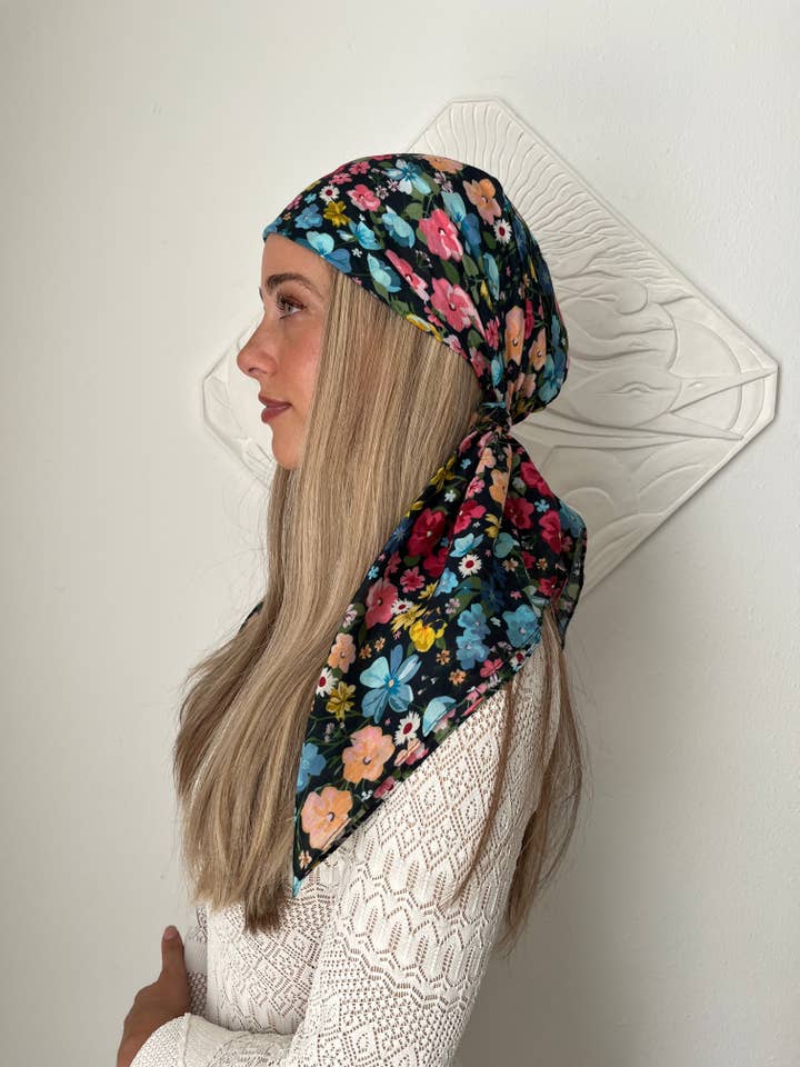 Écharpe carrée Midnight Garden pour la vente par The Scarf Bar