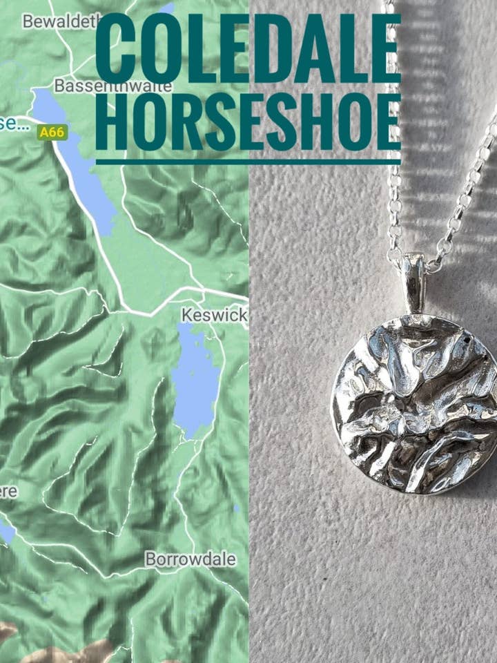 Le Collier Pendentif 3D des Sommets Iconiques de Coledale Horseshoe pour la vente par Jess MacDonald Brass
