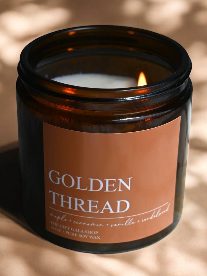 Gyllene Tråd Höst Sojaljus – Lönn, Kanel & Vanilj | Vävd Höstkollektion | 16 oz för wholesale av The Gift Gala Shop Candle Co.
