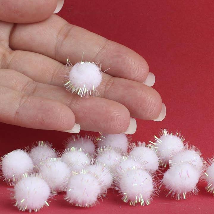 Factory Direct Craft - Vendita all'ingrosso Attrezzature per lavoretti e fai da te - Confezione di 65 pompon bianchi iridescenti in lamé da 1/2"1