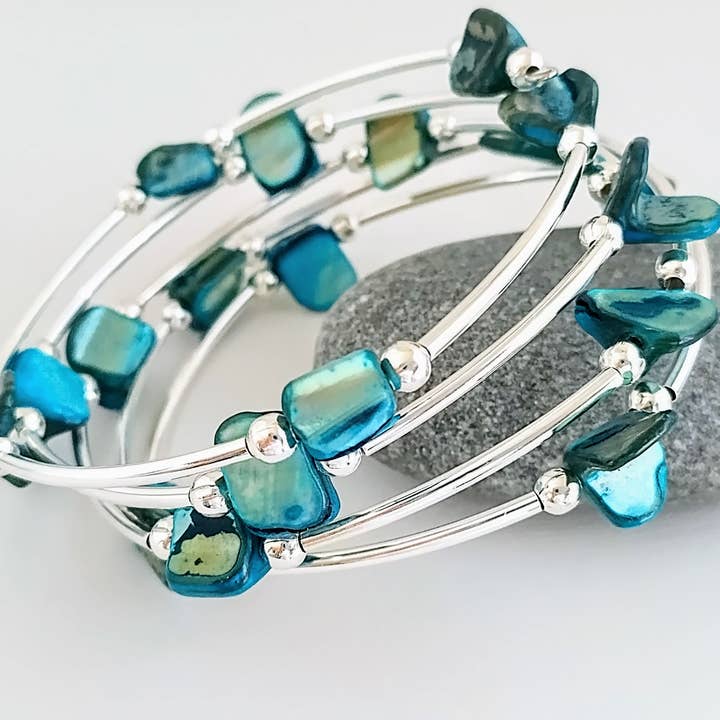 Bracelet en coquillage, bracelet en fil de mémoire, bracelet à puce et pépite pour la vente par Piccadilly Pendants