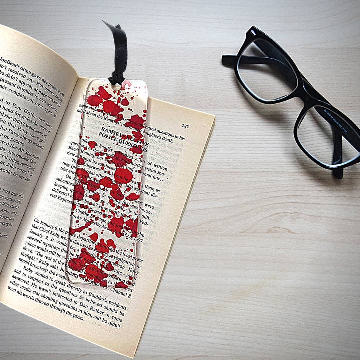 Sleepy Magnolia Designs - Vendita all'ingrosso Segnalibro - Segnalibro True Crime Blood Splatter2