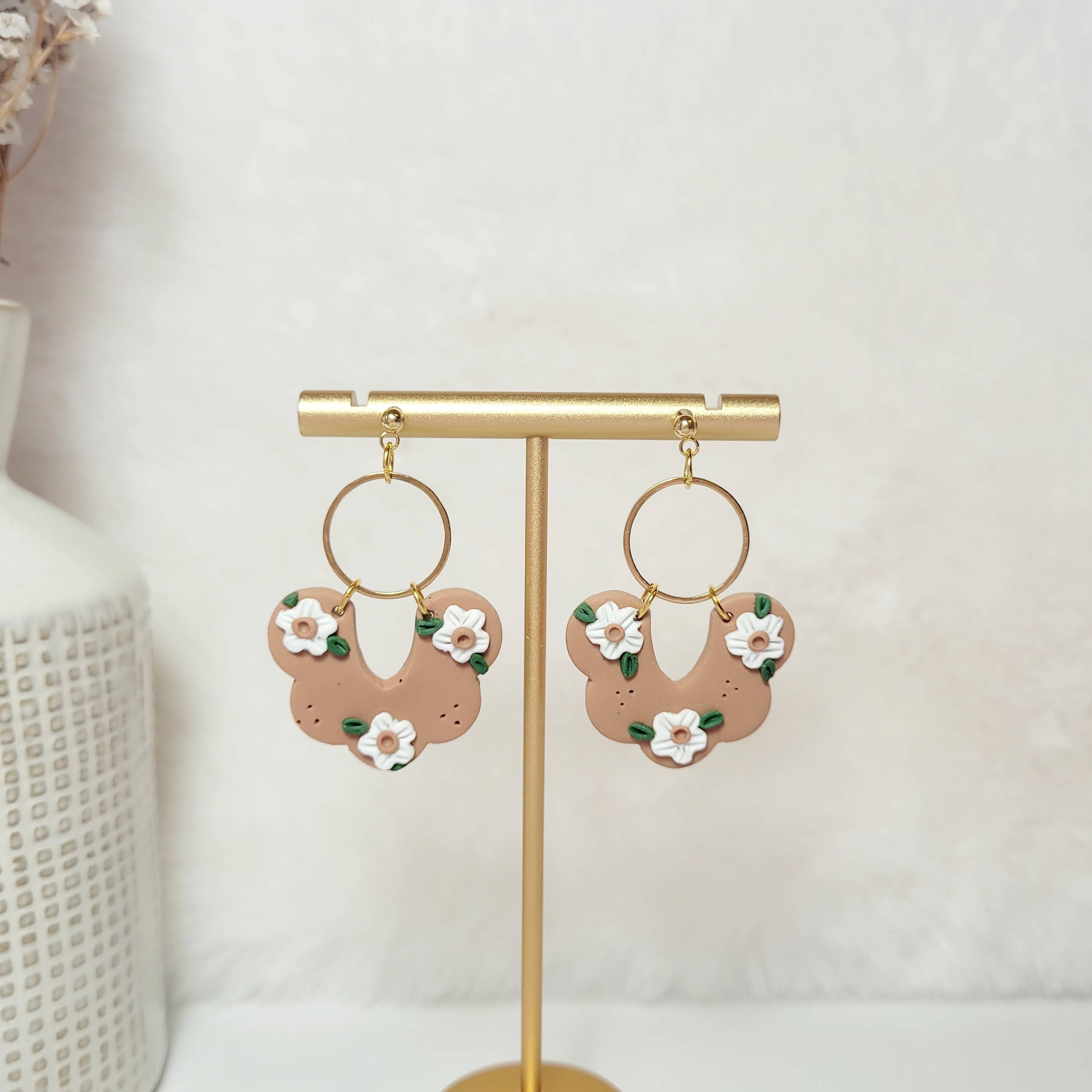 Spiegel Clay - Wholesale Dangle Earrings - Arch with white flowers0