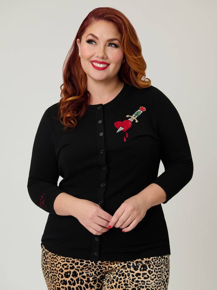 Elvira x Unique Vintage Plus Size Schwarze Herz Dolch Strickjacke für den Großhandel von Unique Vintage
