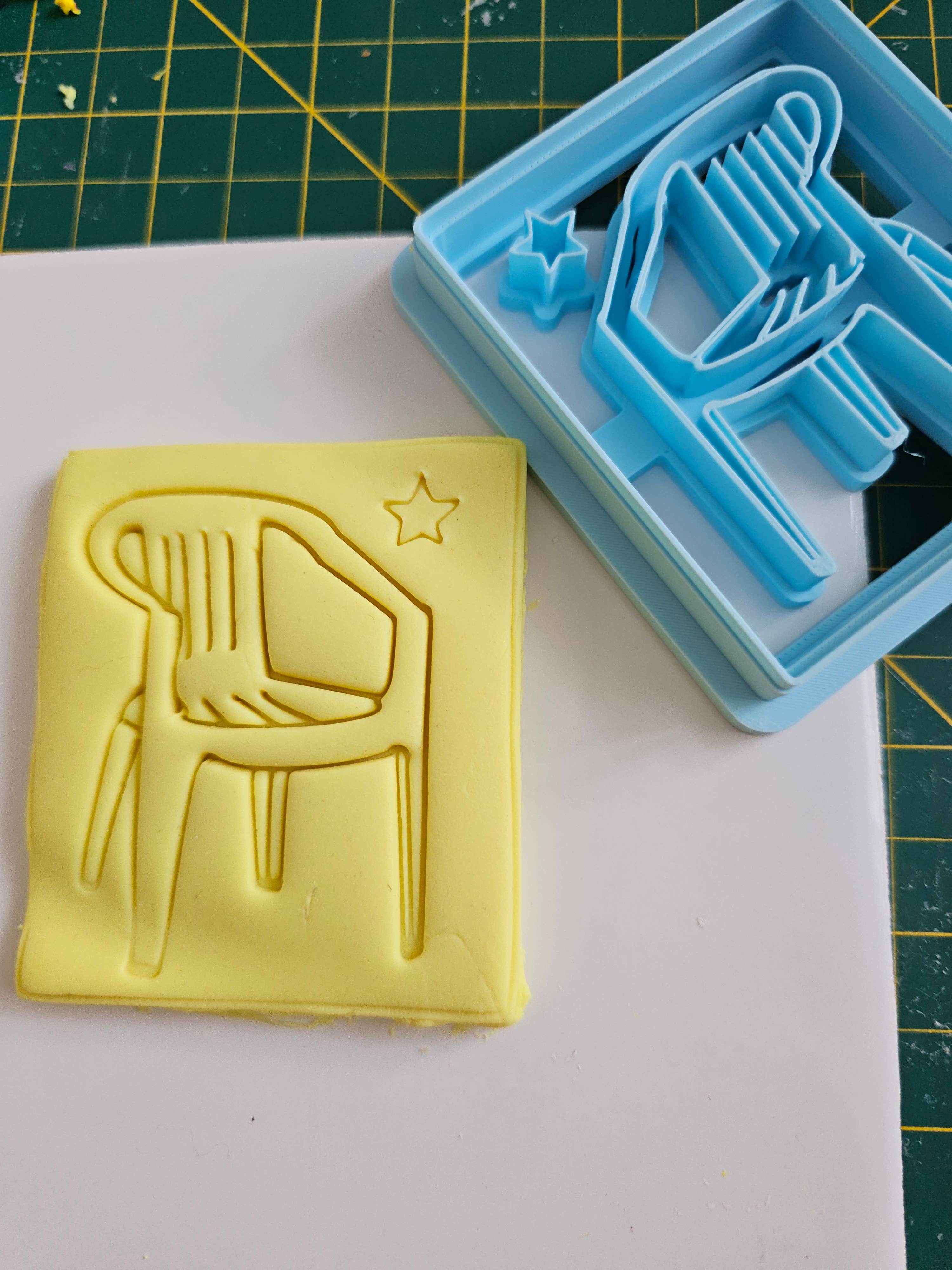 Carambola Desings - Venta al por mayor Cortapastas - Silla Bad Bunny - Serie Puerto Rico4