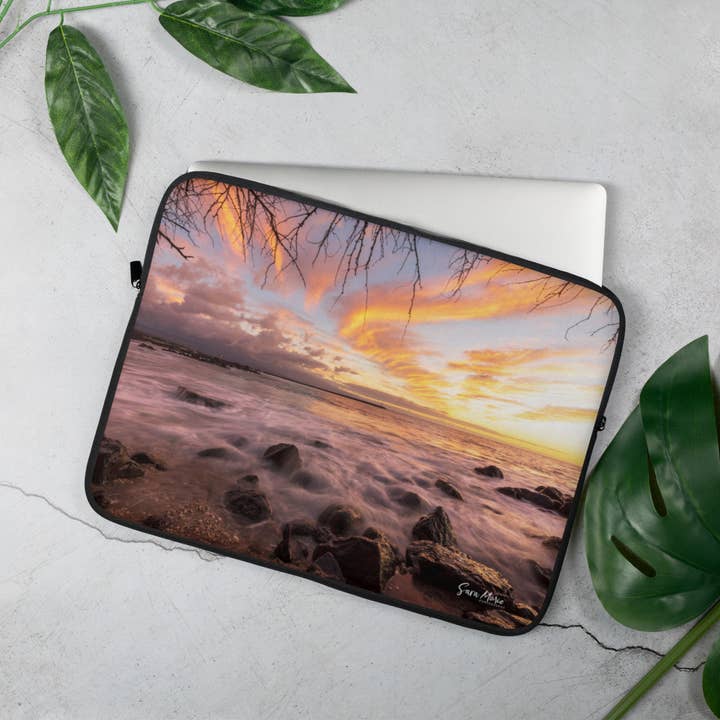 Laptophülle - Kawaihae Escape für den Großhandel von Sara Marie Hawai'i