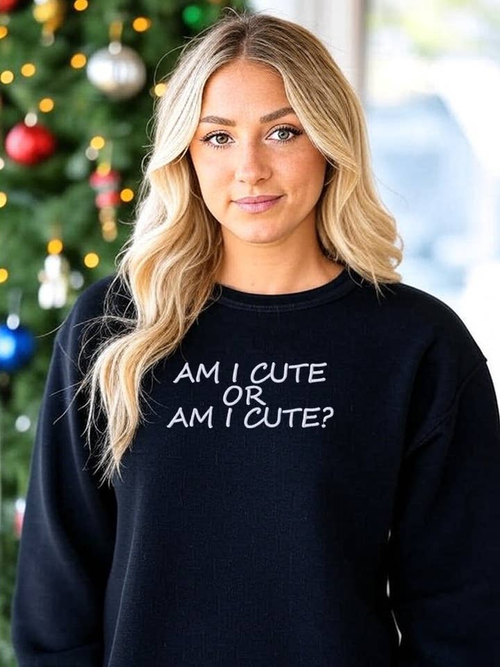 Broderet "Am I Cute Or" hættetrøje eller sweatshirt, feriesweatshirt, unisex, klassisk pasform, langærmet, voksen for engroshandel hos UNMATCHED