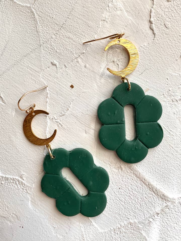 Boucles d'oreilles pendantes en argile faites à la main en forme de lune pour la vente par Alysa Nadeau Designs