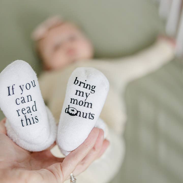 Chaussettes pour bébé Bring My Mom Donut | Genre neutre | Foodie Item pour la vente par Dorothy’s Reason