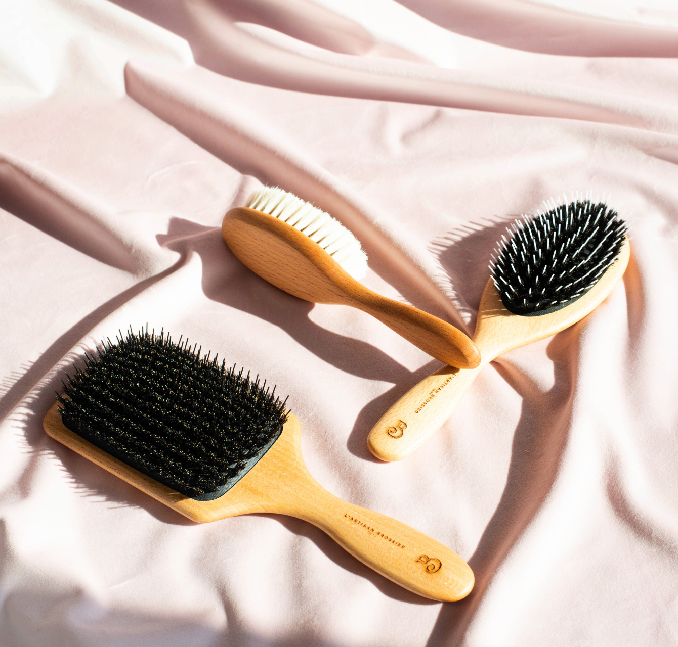 L’Artisan Brossier - Wholesale Hair Brush/Comb - Pneumatic Paddle Brush - Boar Hair and Nylon Dots3