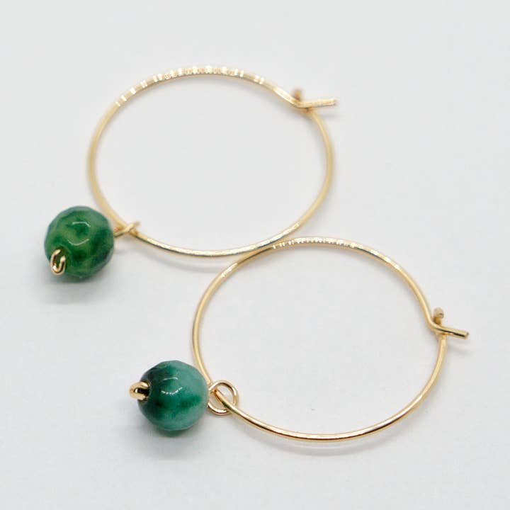 Goldene Creolen mit grüner Jade Perle por atacado de Sista Jewelry
