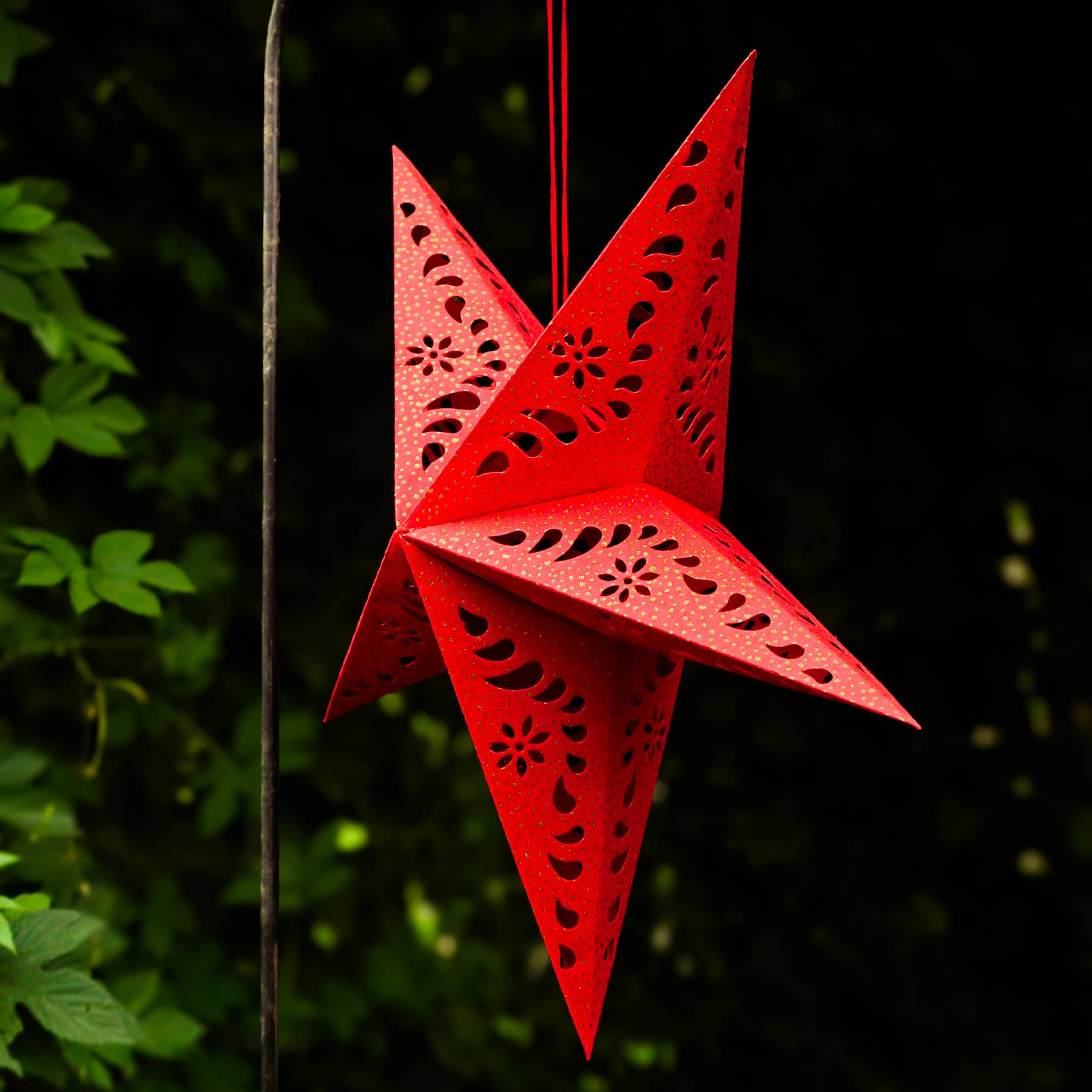 In the Breeze, LLC. - Vente Lanterne/lampe en papier - Lanterne Étoile en Papier Rouge5