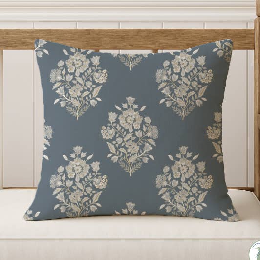 Almofada Premium Westport Hydrangea Damask em Azul Marinho Profundo por atacado de Melissa Dayton Art and Design