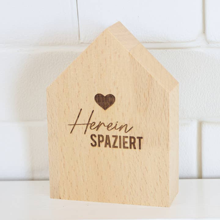 Stor dekorativ træhus med 'Welcome'-tekst for engroshandel hos Bow & Hummingbird