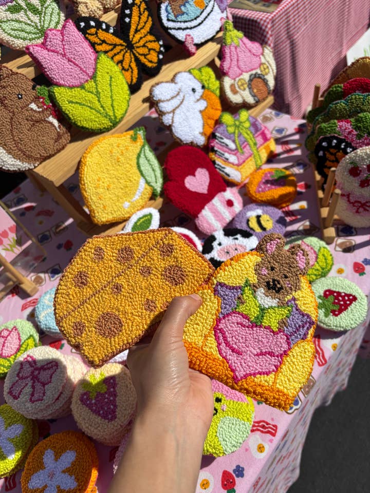 Dessous de tasse en punch needle, sous-verres à café tuftés, faits à la main pour la vente par Honey Punches