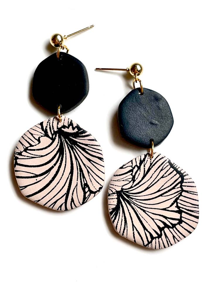 Boucles d'oreilles en argile noire et feu pour la vente par Clay by K