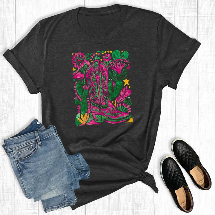 Westers Bloemen Boho Cowgirl Laars Grafisch T-shirt voor wholesale door The Way Down South