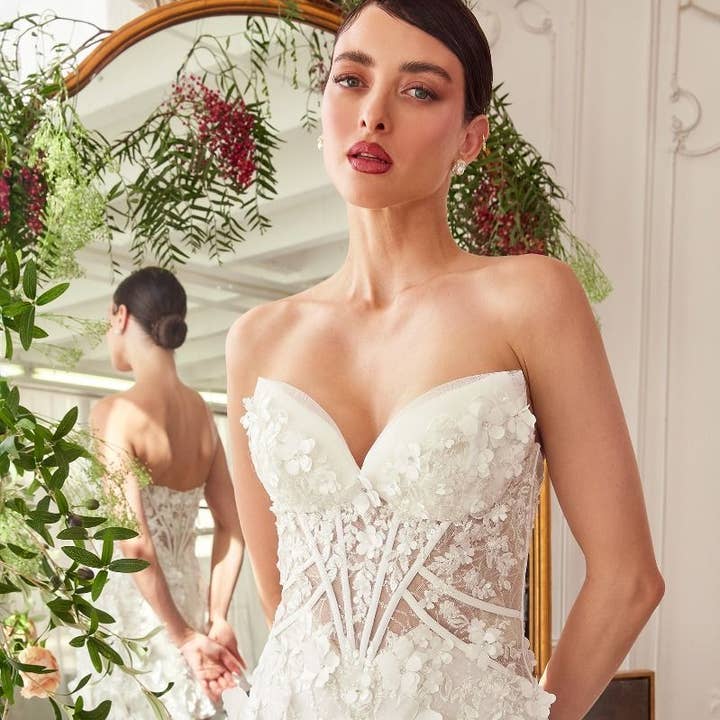 Vestido de novia midi corto sin tirantes con escote corazón profundo y otras tendencias de Resultados para telas para vestidos novia al por mayor. Devoluciones gratuitas y condiciones de pago a 60 días en Faire en Faire.