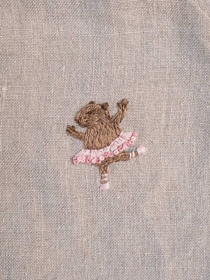 Kapibara Ballerina (3,9x4,3 cm) | Handgjord Broderi för wholesale av La Petite Alice