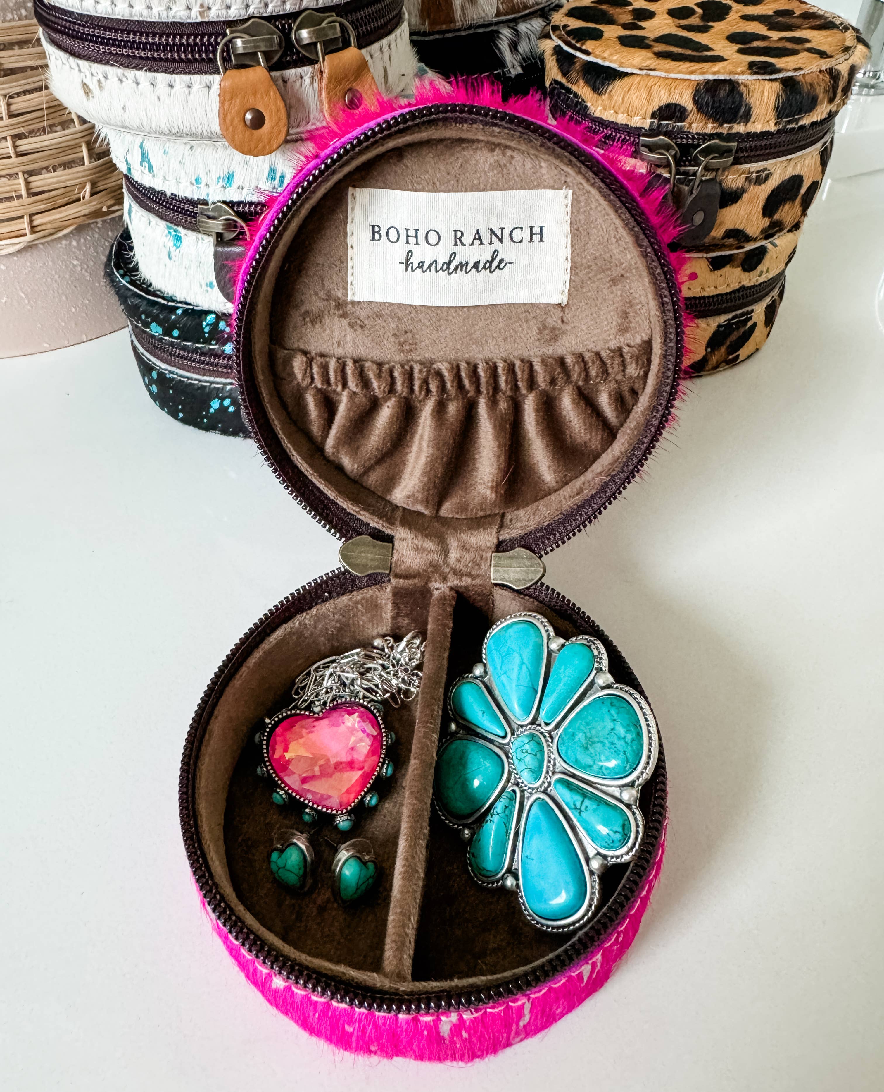 Boho Ranch Shop - Vente Boîte/rangement à bijoux - Boîte à bijoux ronde mini en peau de vache véritable – rangement de voyage style western3