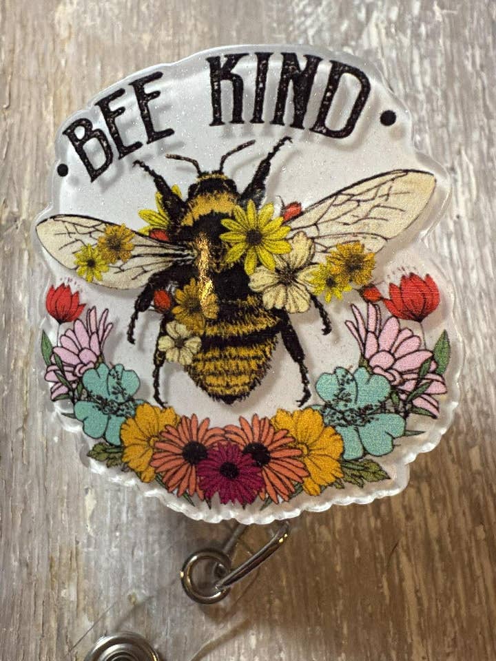 Abzeichen ReeL Bee Kind Floral für den Großhandel von The Wild Poppy