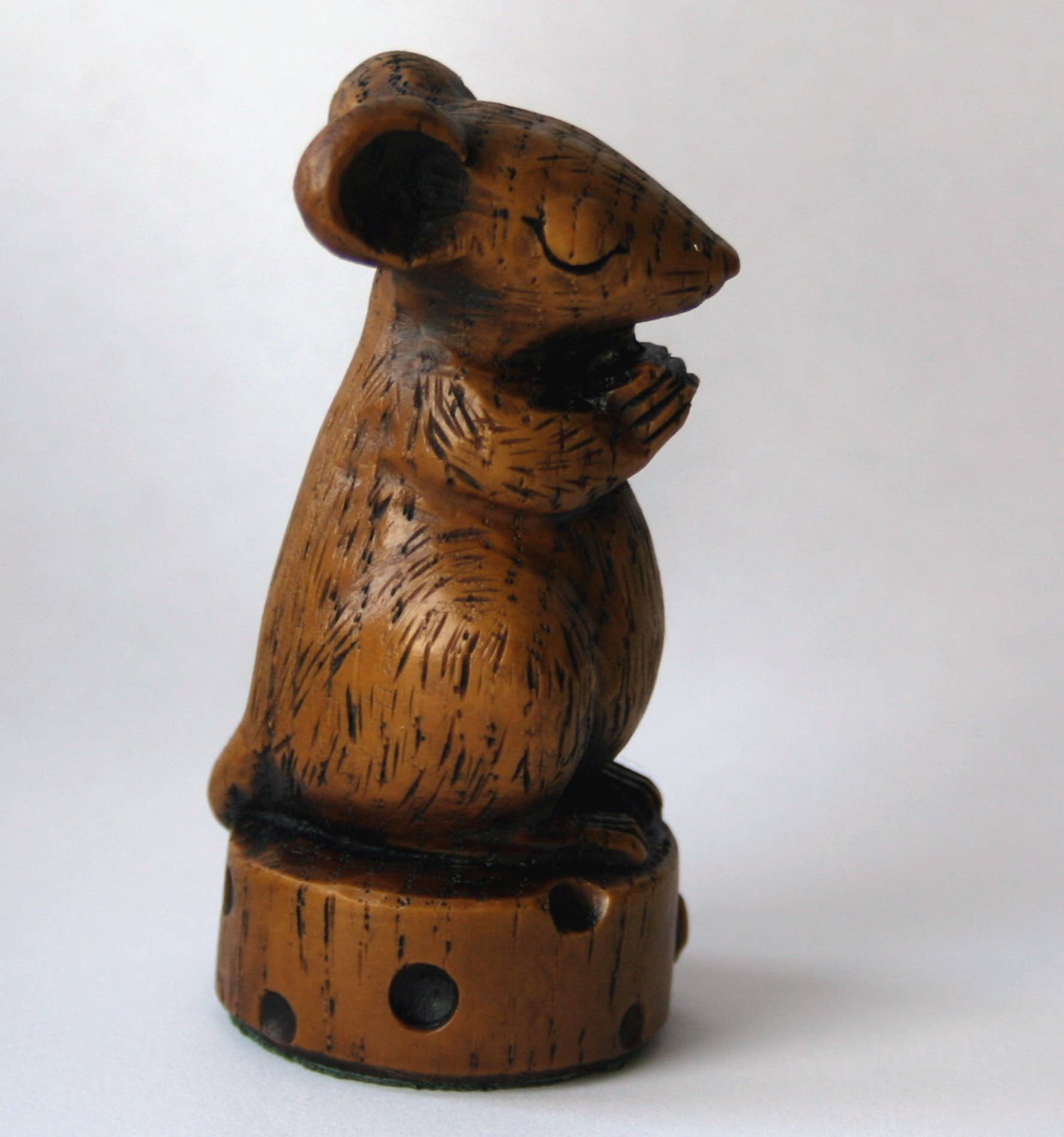 Oakapple Designs Ltd - Wholesale Decorative Figurine - Church Mouse Praying On Cheese Reproduction carving ornament2