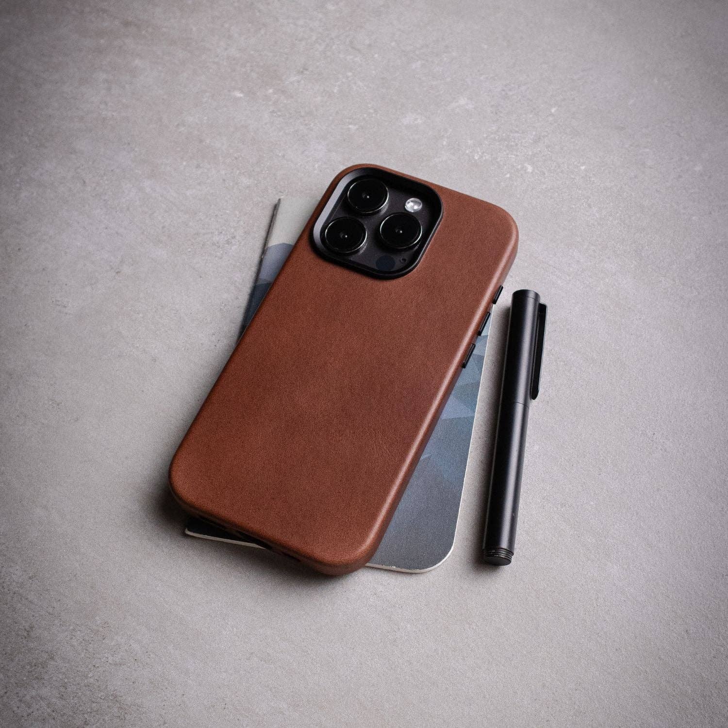 Andar - Wholesale Phone Case - Unisex - The Aspen Full Grain Leather iPhone Phone Case with MagSafe107