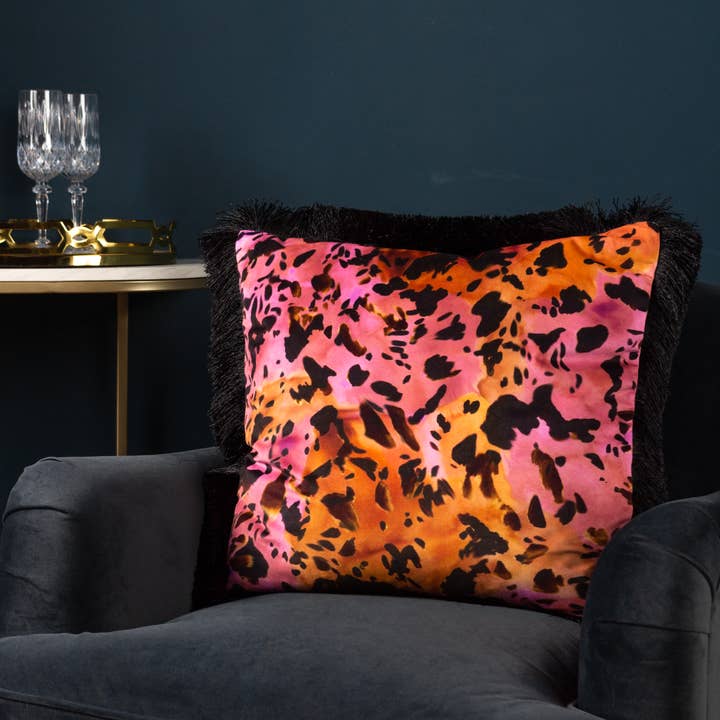 Rouge Colette Satijnen kussen met dierenprint en franjes Rouge voor groothandel op Faire
