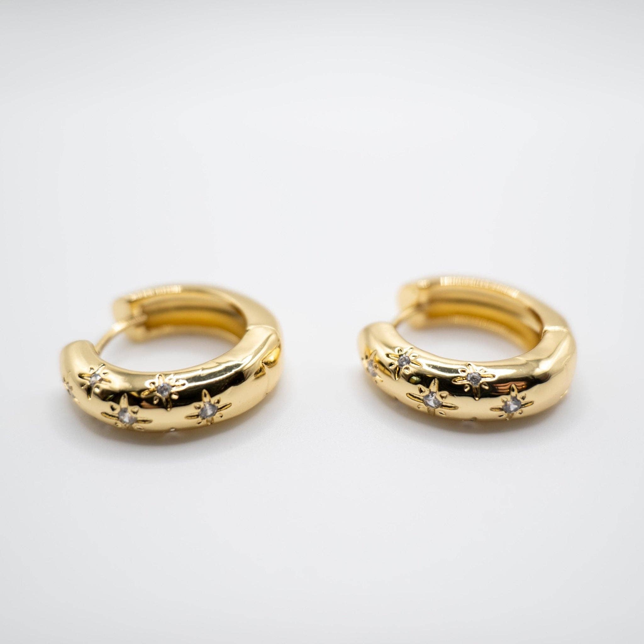 DUESTELLE ITALIA - Wholesale Hoop Earrings - Bold&Gold Hoops - Gold-plated earrings with cubic zirconia3