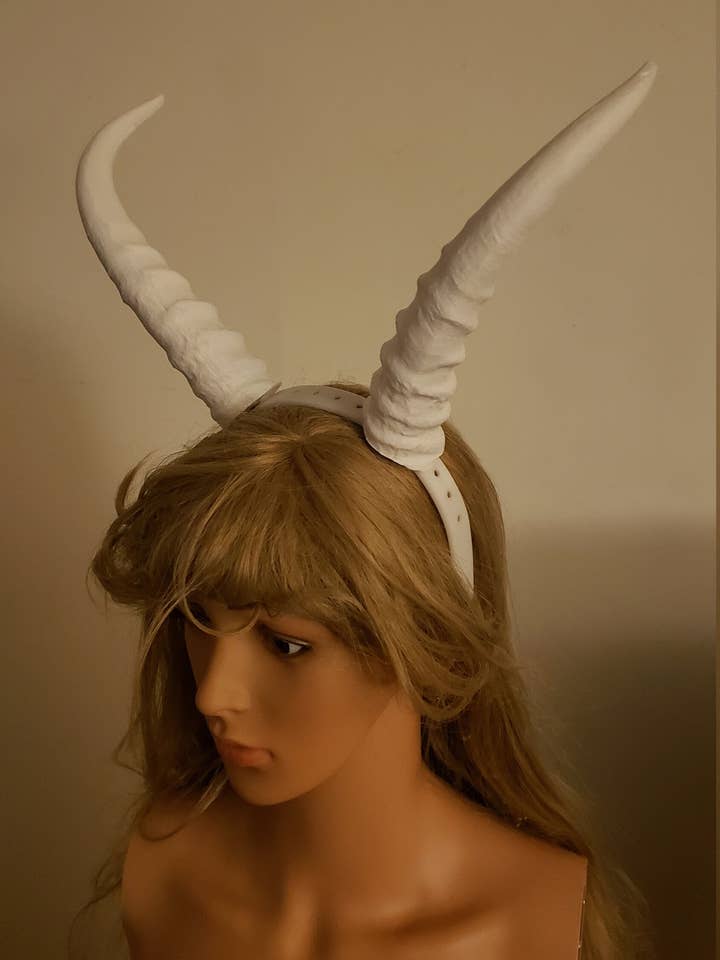 Corna Springbox per cosplay. per la vendita all'ingrosso da parte di Goblin Market Studio