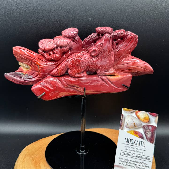 Mookaite wolf bosbeeld met informatiekaart G923 voor wholesale door The 7 Directions