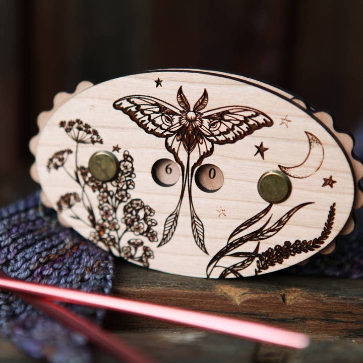 Sunrise Grove - Vente Accessoire de tricot/crochet - Comptoir à tricoter Luna Moth en bois de cerisier avec étoiles et lune