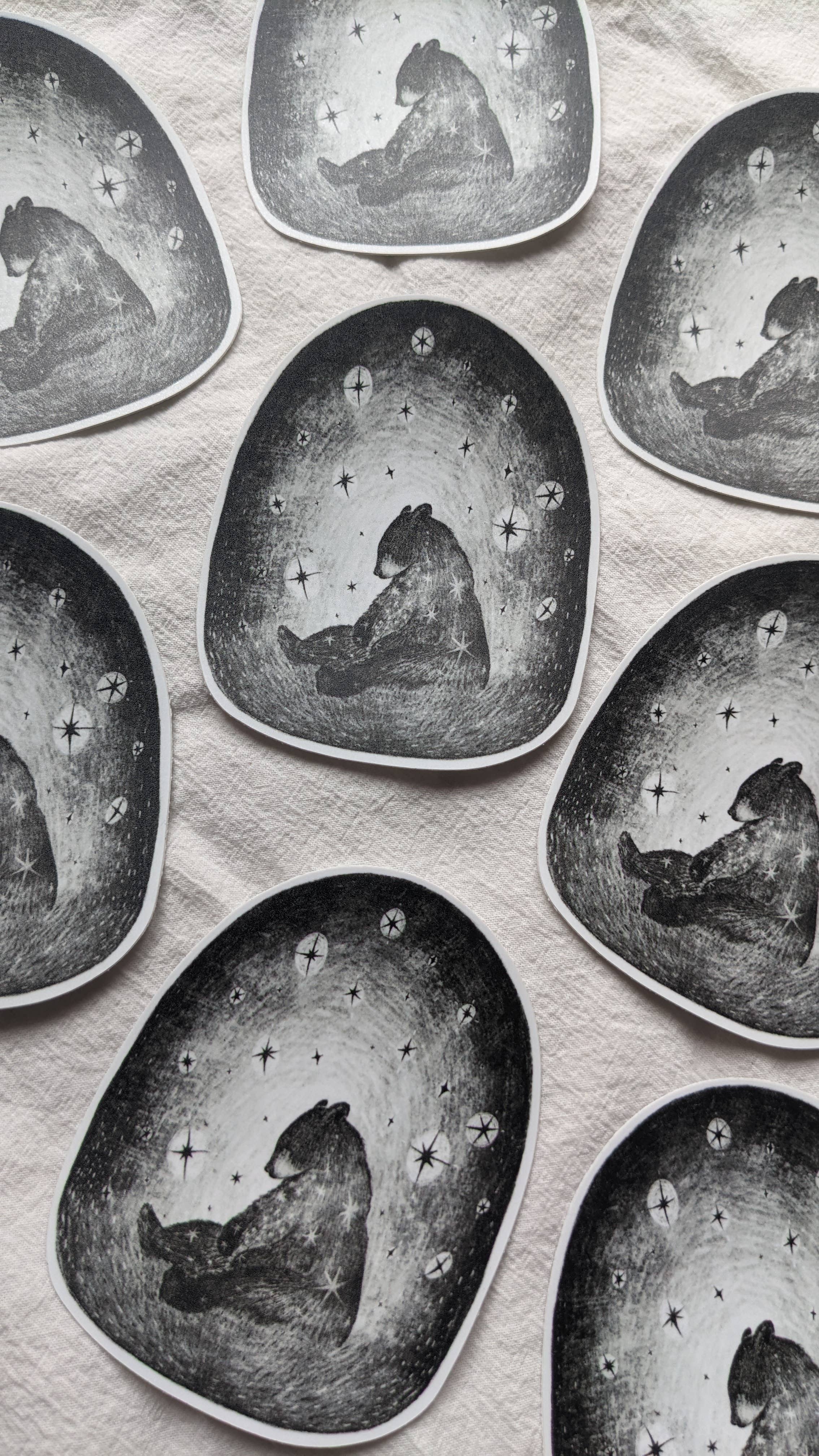 Moth Folk Studio – Engroshandel Klistermærke – „Ursa“ klistermærke1