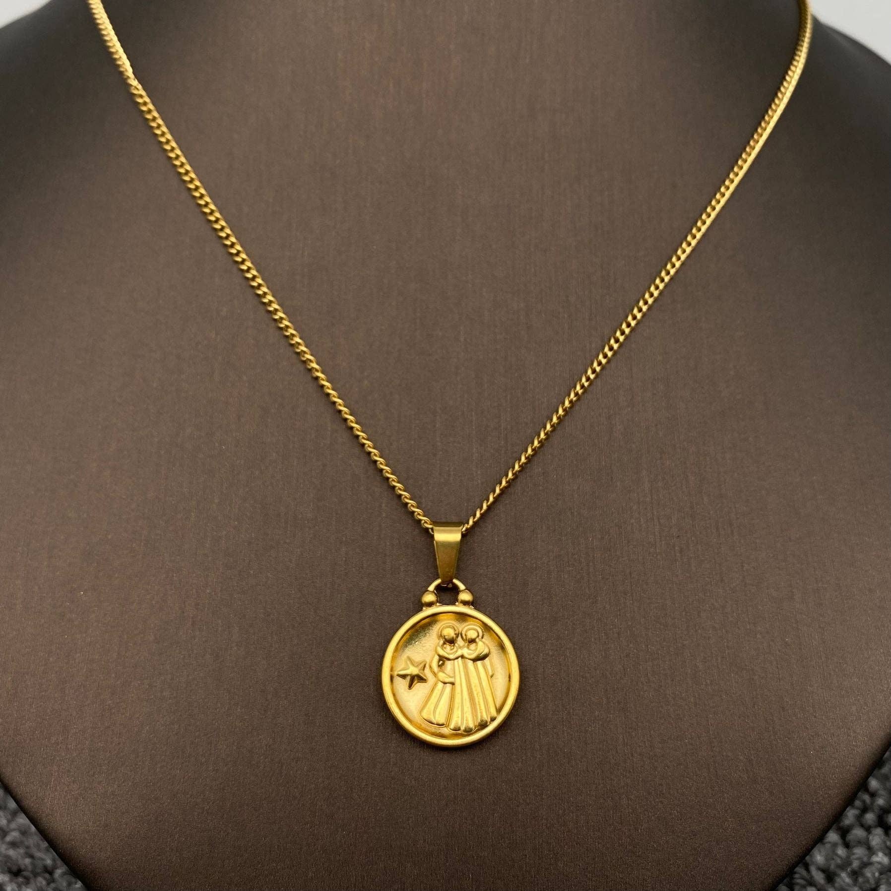 Mio Queena – Engroshandel Halskæde med vedhæng – Zodiac 12 stjernetegn halskæde i 18K guldbelagt rustfrit stål - Mio Queena5