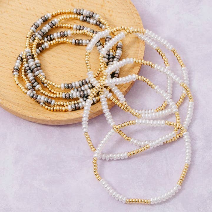 Set di braccialetti con perline acriliche, perlate e metalliche per la vendita all'ingrosso da parte di The Looks by Fame Accessories